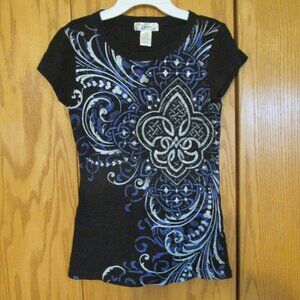 TWISTED COURTESY WOMEN'S JUNIOR'S SIZ S (3 / 5) T-SHIRT BLACK SILVER GRAPHIC TOP